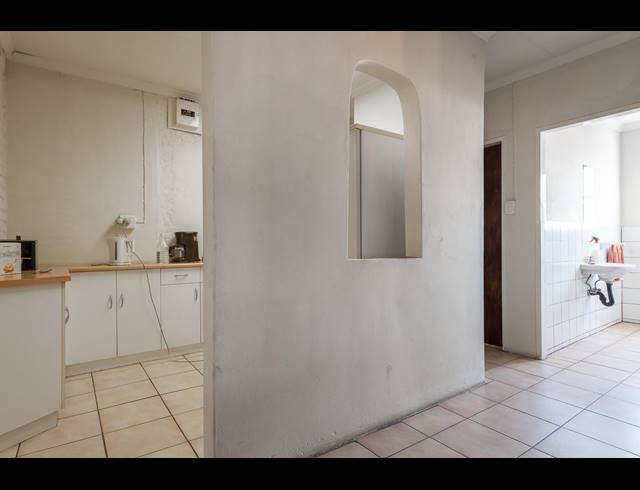 1,140M² BUILDING FOR SALE IN CITY & SUBURBAN